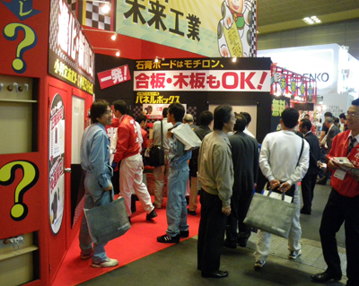 開場直後、メインの小判穴コーナーに早くも人が!