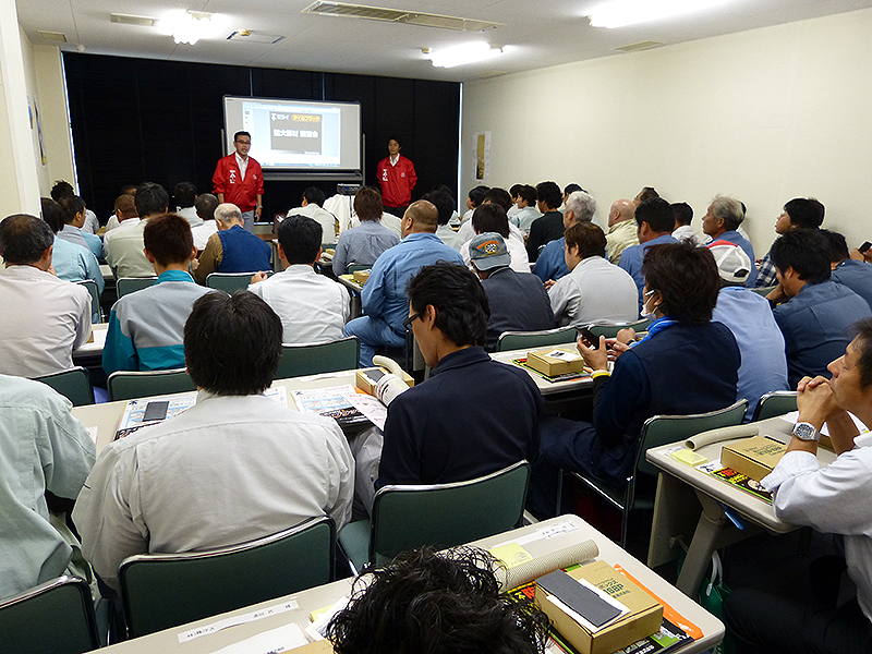 耐火講習会の説明に力が入ります